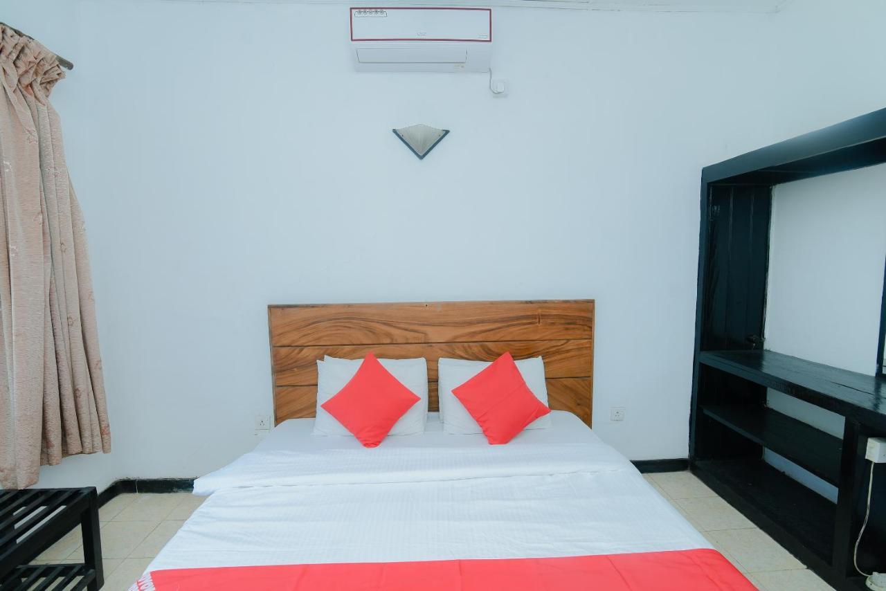 Oyo 479 Water Front Hotel Kandy Exterior photo